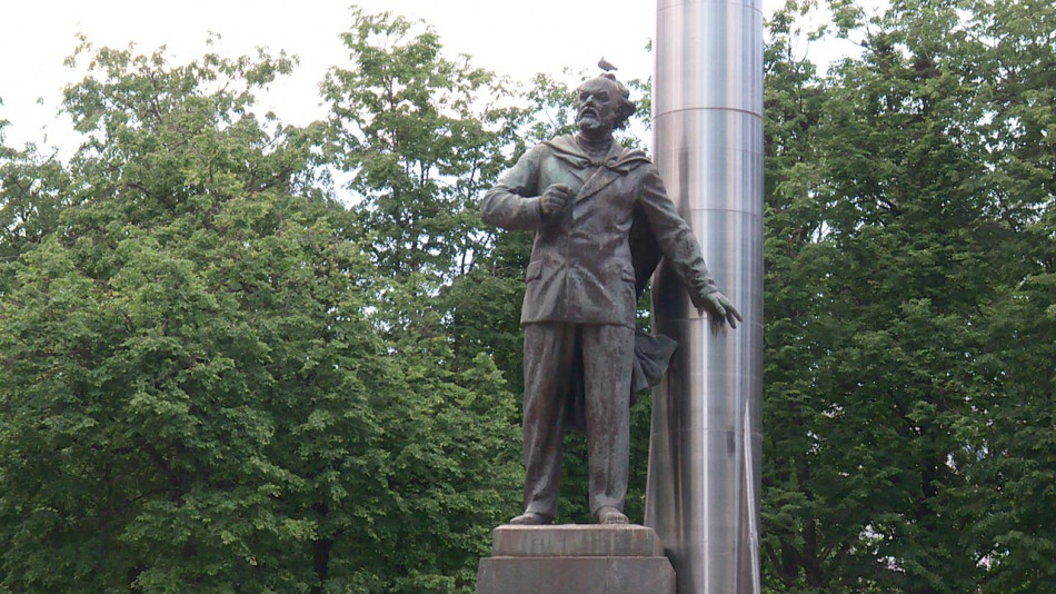 Памятник-Циолковскому-2-0601.jpg