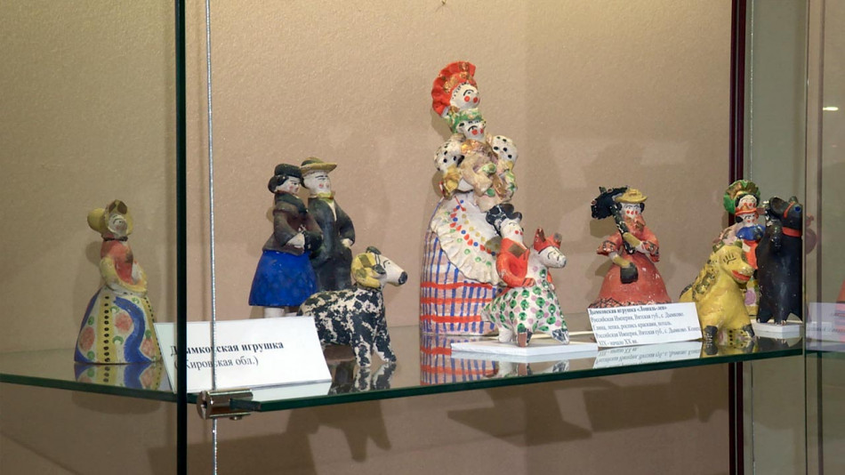 Выставка-глиняные-игрушки-России1-0811.jpg