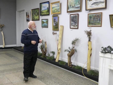 Скульптуры из дерева и живопись Калужского края представили на выставке в Кирове