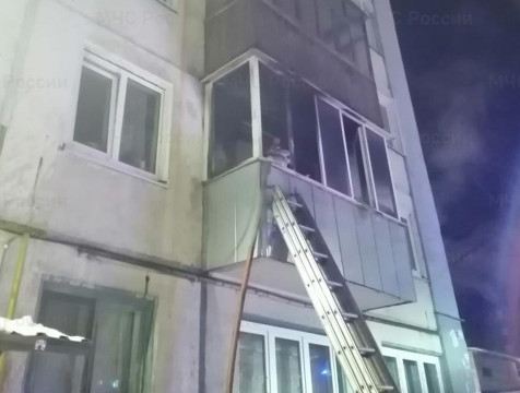 Ночью загорелся балкон дома на улице Платова в Калуге