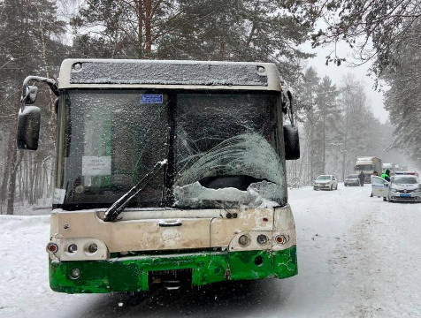 В ДТП с рейсовым автобусом в Калуге погиб человек