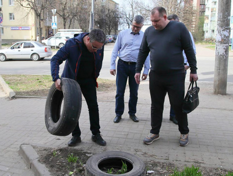Денисов призвал избавляться от покрышек на клумбах