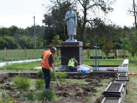 Калужане помогают восстанавливать военный мемориал в ЛНР