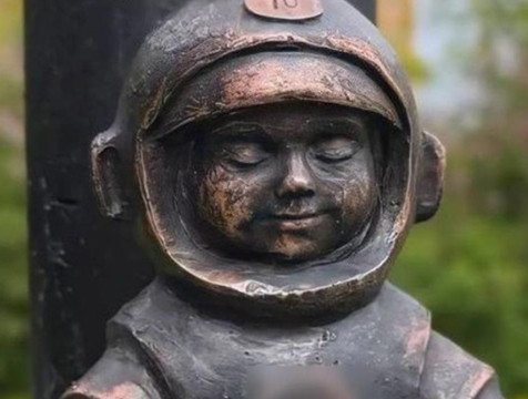 Фигурка медитирующего космонавта появилась в Калуге