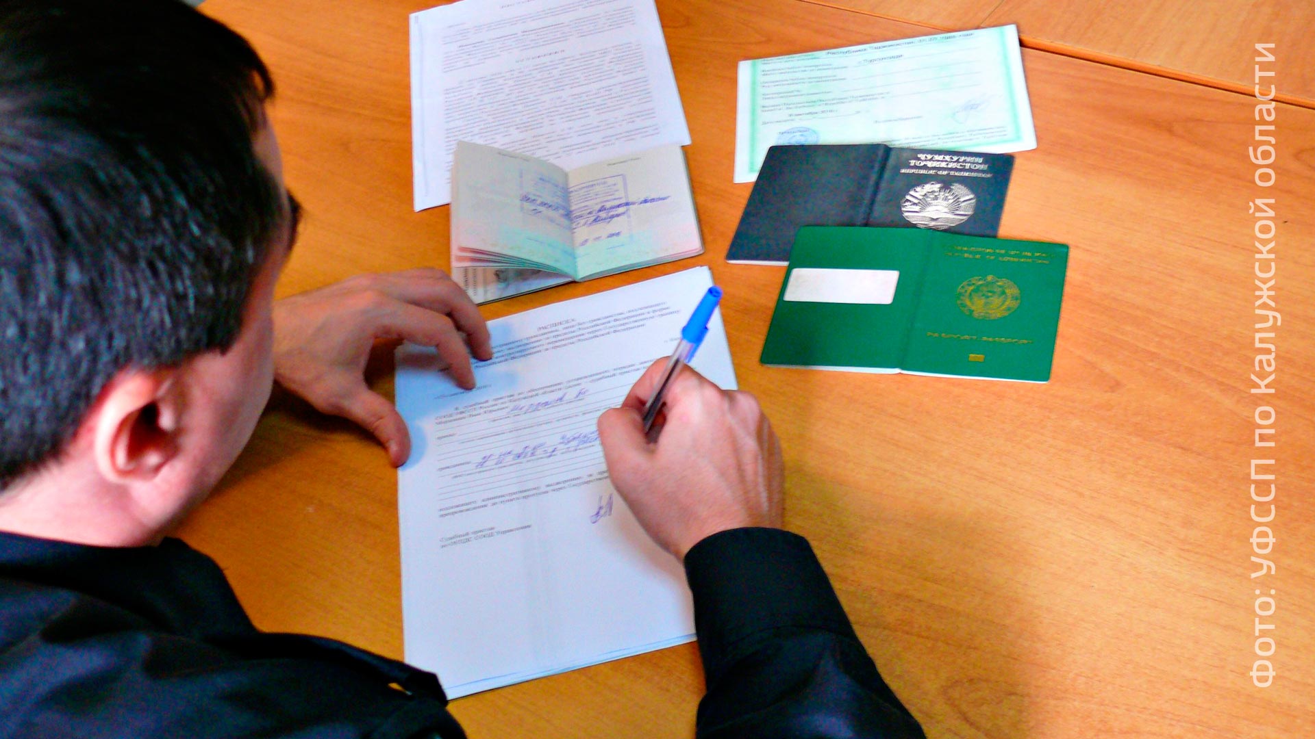 Гражданин узбекистана без патента. Выдворение мигрантов документ. Иностранные граждане. Миграционный учет. Патент для мигрантов.