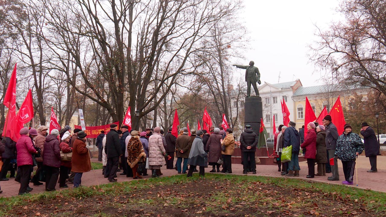 Годовщина революции. 72-Я годовщина Октябрьской революции митинг Свердловск. Октябрьская революция митинги. Празднование первой годовщины Октябрьской революции. Митинг к годовщине революции.