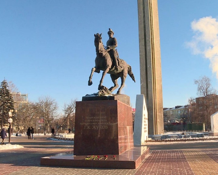 Памятник жукову в москве на красной площади фото