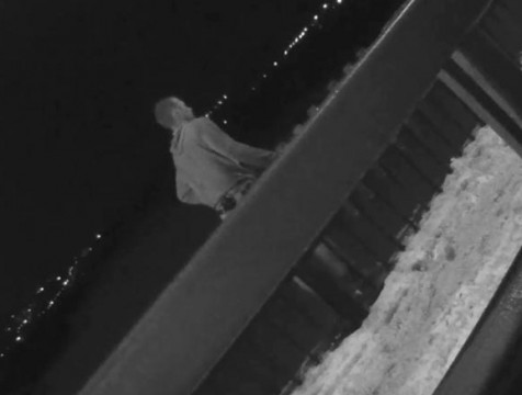 Люди совершившие попытку суицида. Гагаринский мост в Калуге камеры видеонаблюдения самоубийство. Eminem попытка самоубийства. Господа Эвелин попытка самоубийства.
