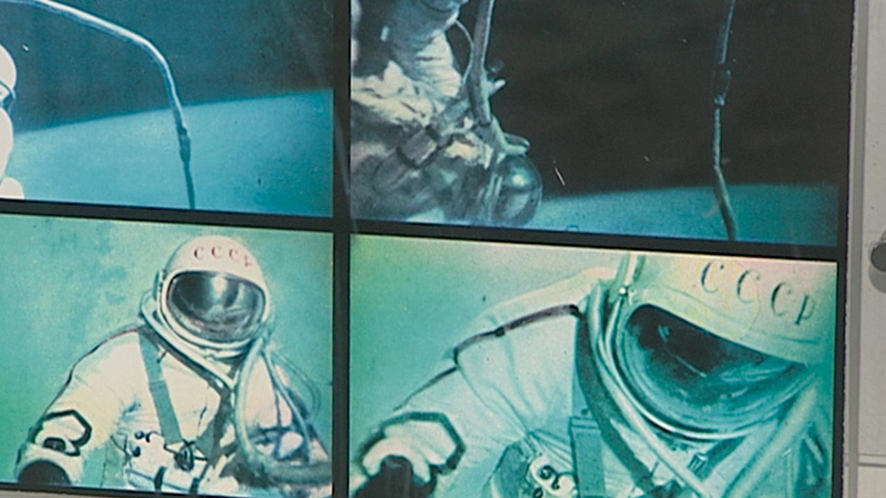 Гагарин был в открытом космосе. Космос осмотрен внутри и наружно. 10 Летие первого выхода человека в открытый космос. Выход в открытый космос салют-6. Первый человек полетевший в космос в окне.