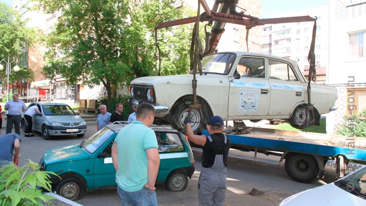 Автохлам из калужского двора вывезли для дальнейшей утилизации