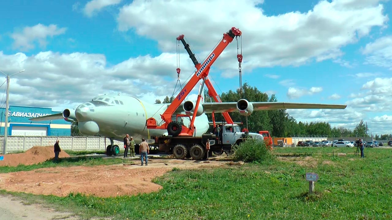 Погода в балабаново. Аэродром Ермолино Балабаново. АН 12 Балабаново. Балабаново самолет АН 12. Аэропорт Ермолино Калужская область.