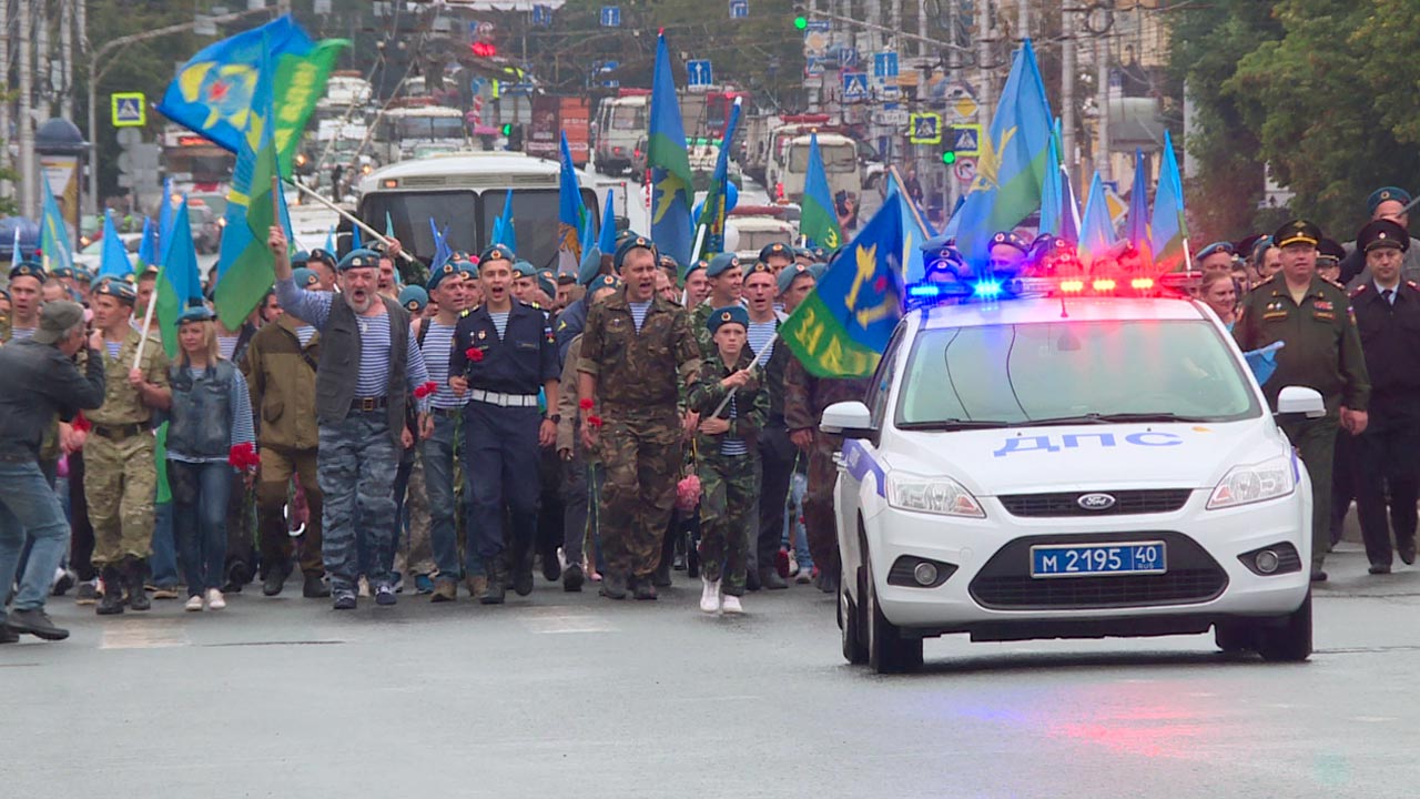 Бойцы ВДВ начали свой праздник минутой молчания