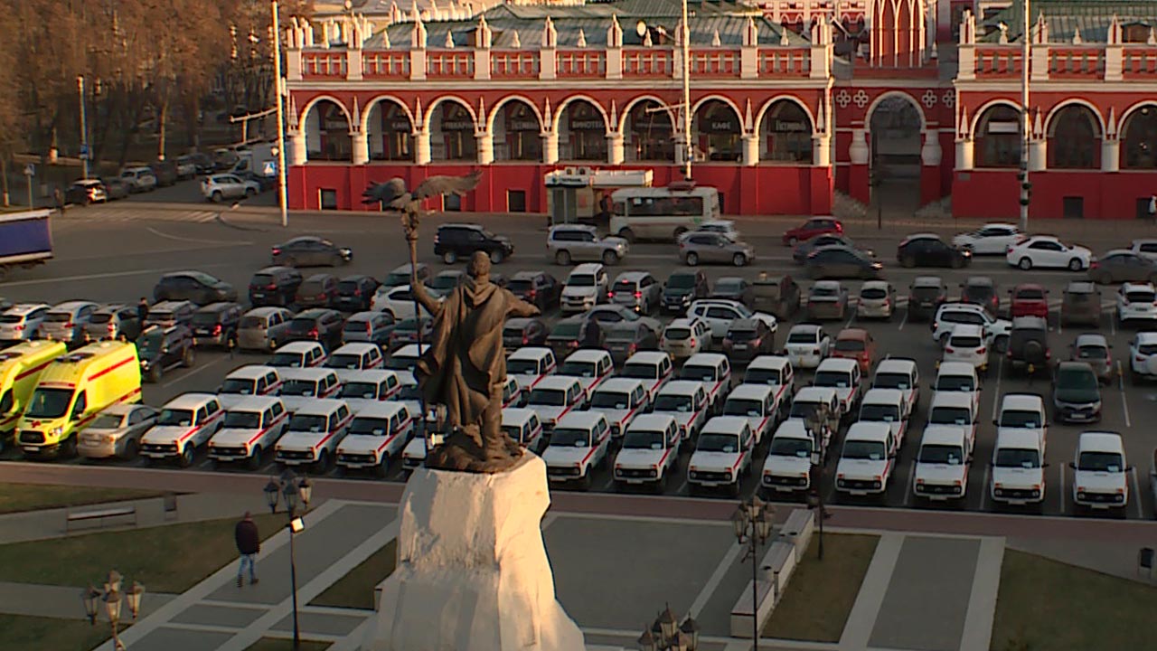 Медикам ФАПов и сельских больниц выдали ключи от новых авто