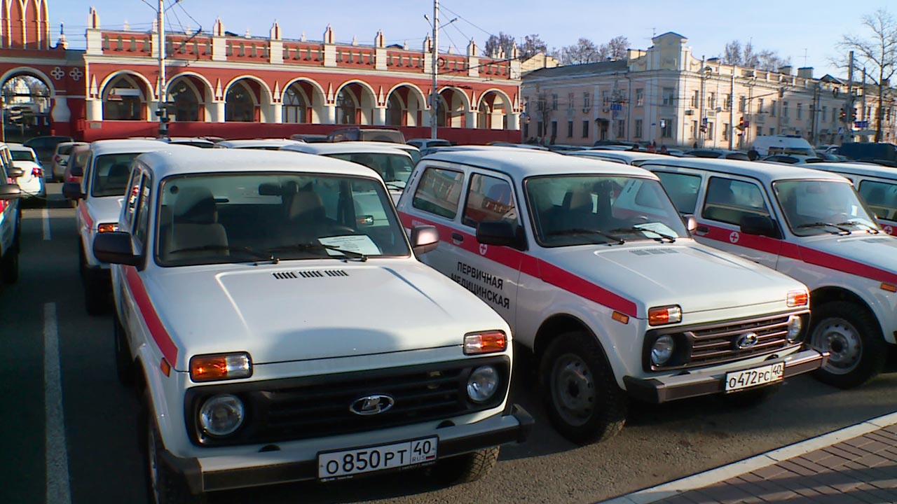 Медикам ФАПов и сельских больниц выдали ключи от новых авто