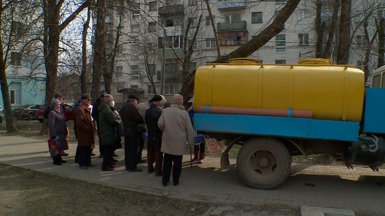 Очередь за молоком на улице не уменьшилась, несмотря на карантин