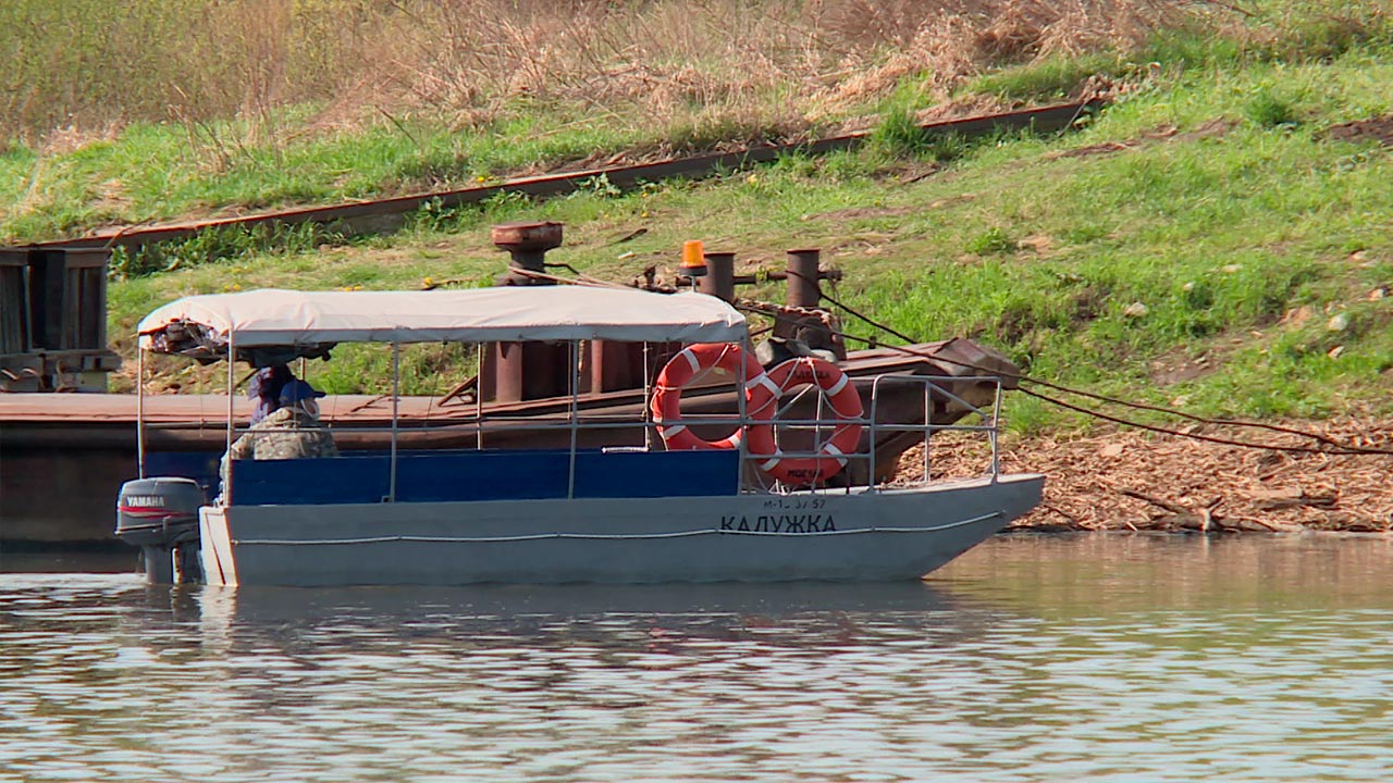 плавучие около речки. паром ока. пучковская переправа калуга. пучковская переправа калуга. лодочная переправа калуга.