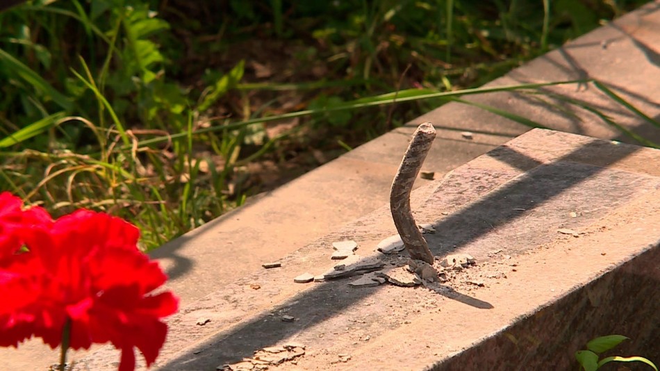 Вандалы кладбище-0609.jpg