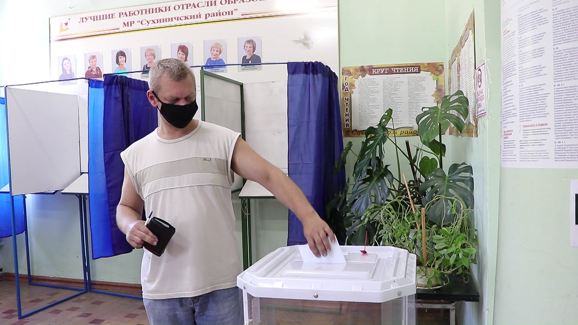 Явка населения. Выездной участок для голосования. Люди на избирательном участке фото. Избирательный участок Сухиничи на автозаводе.