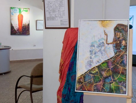 В галерее калужского Дома музыки открылась выставка «Холст, раскрашенный изнутри»