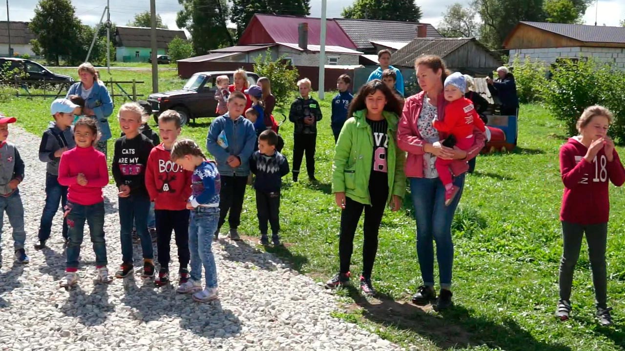 В деревне Манино устроили праздник по случаю открытия детской площадки