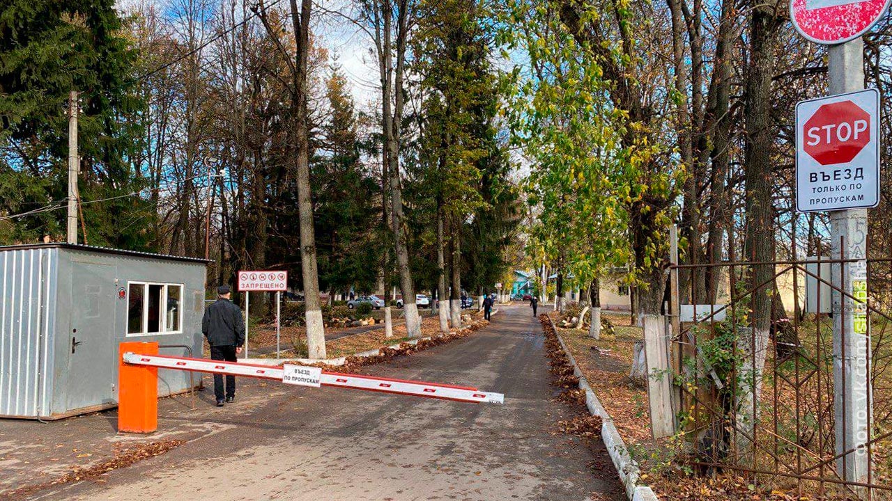 Жителям домов на территории калужской психбольницы не помешает новый забор