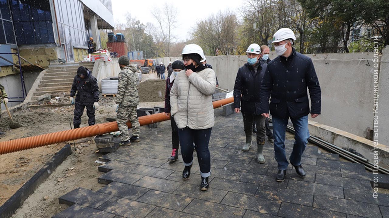 Губернатор потребовал увеличить количество рабочих на стройплощадке Дворца  спорта