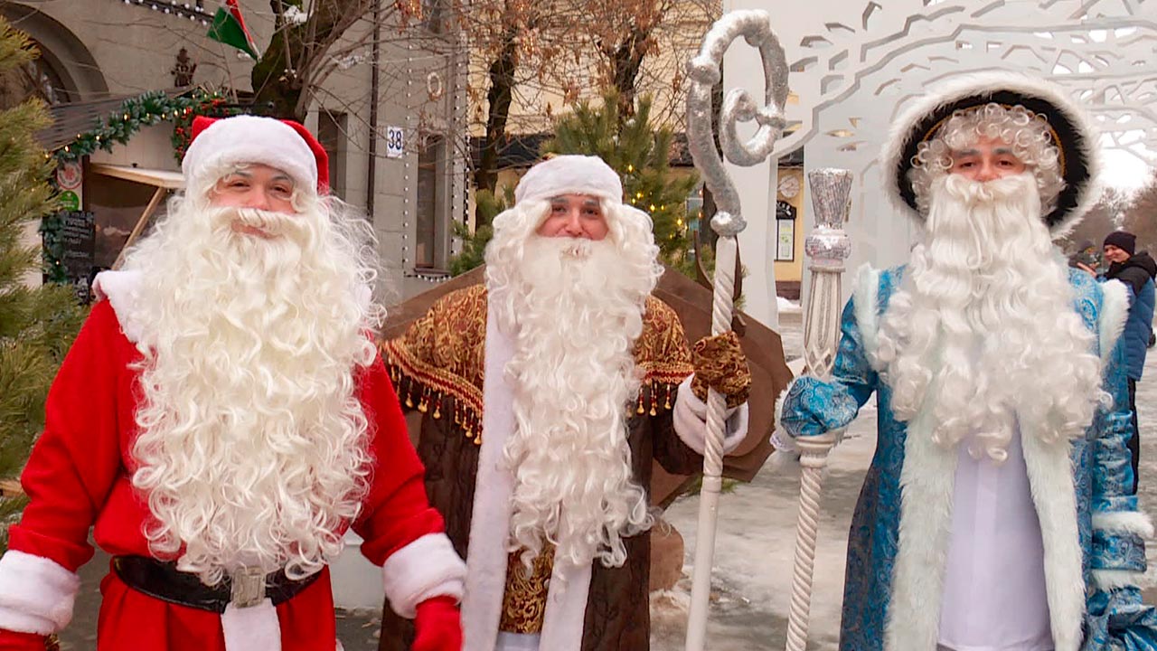Деды морозы разных городов. Золотой дед Калуга. Всех дед Морозов из разных стран фотографии.