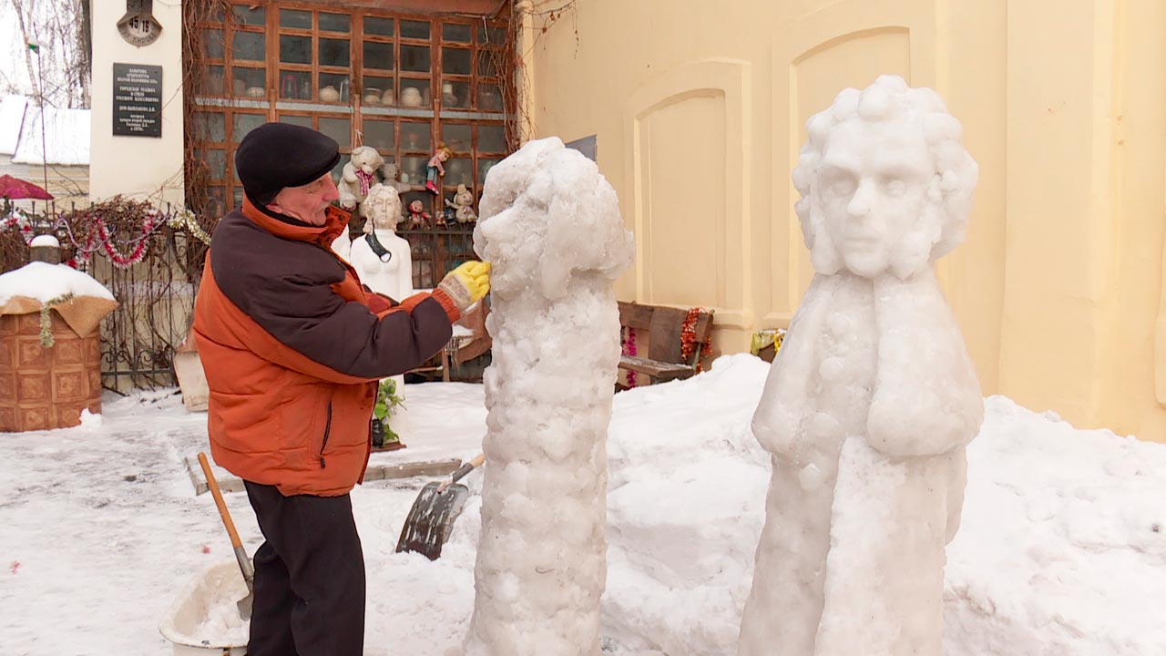 Самой толстой снежной шубой накрывал. Снежная галерея. Мещовск Калужская область снежные скульптуры. Фигуры в Калуге. Толстая Снежка.