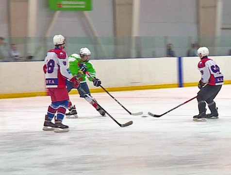 Благотворительный хоккейный матч провели спортсмены из Санкт-Петербурга