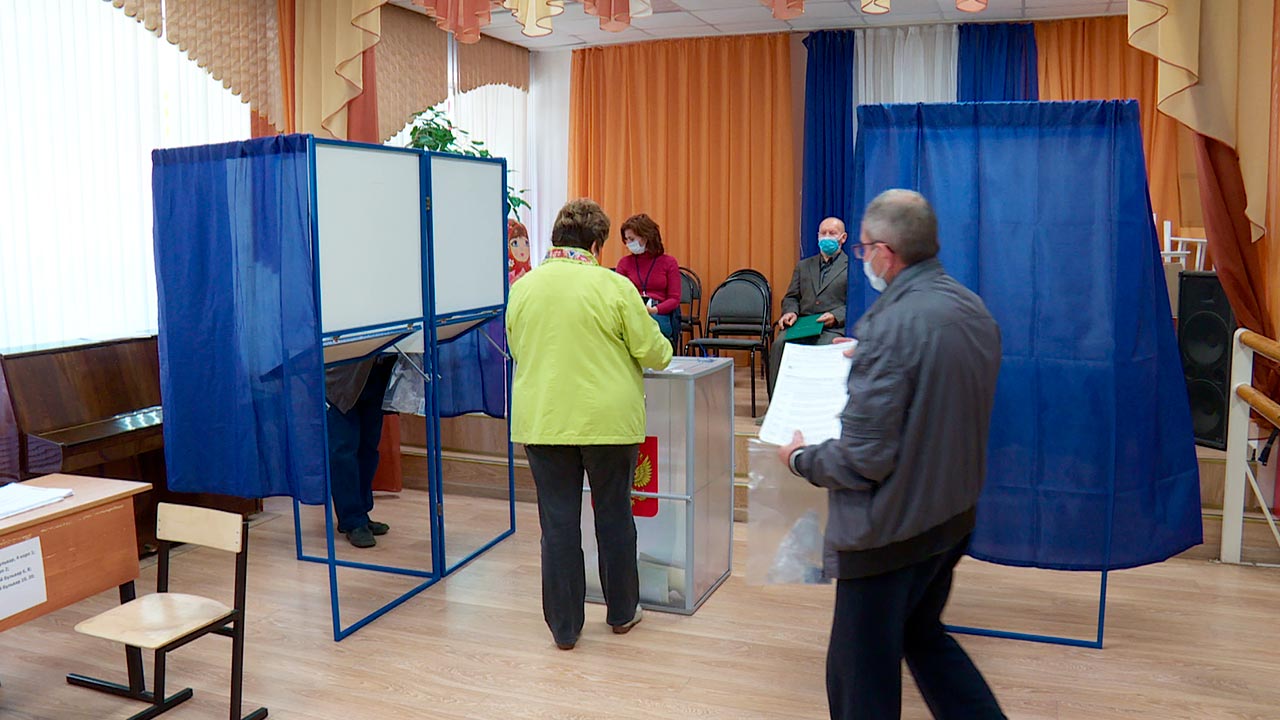 Явка в рязани на выборах. Избирателей 38. Фото избирательного участка без людей в Калужской области. Где сидят наблюдатели на выборах.