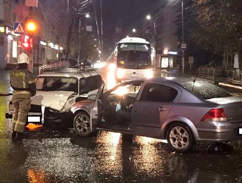 В столкновении двух авто на улице Луначарского в Калуге есть пострадавший