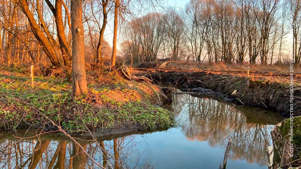 Река километр. Речка в ноябре. Ноябрь река. Речной берег. Калуга река.