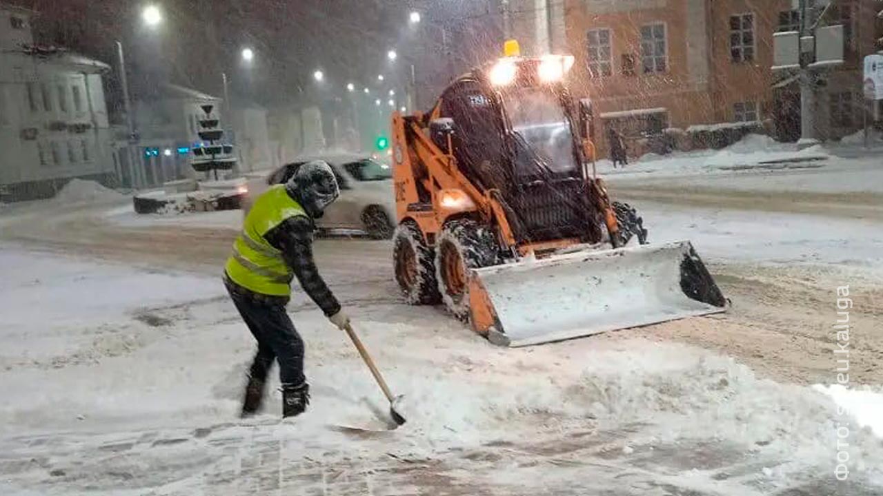 Коммунальщики убирали снег без перерыва на сон