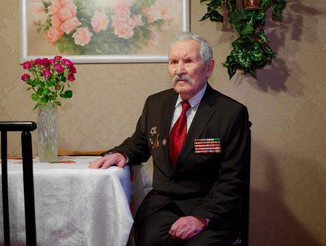 Шапша поздравил ветерана с годовщиной освобождения Калуги