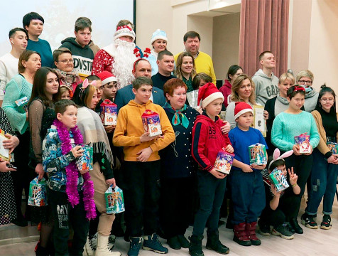 Депутаты заксобрания и гордумы поздравили воспитанников детского дома с Новым годом