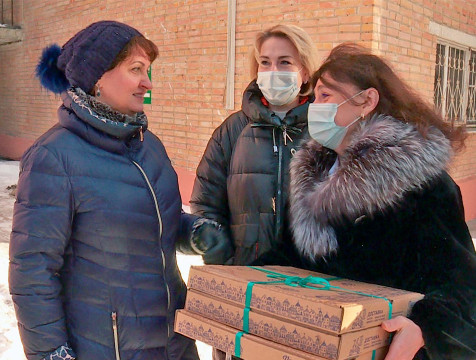 Депутаты областного Заксобрания угостили врачей рождественскими пирогами
