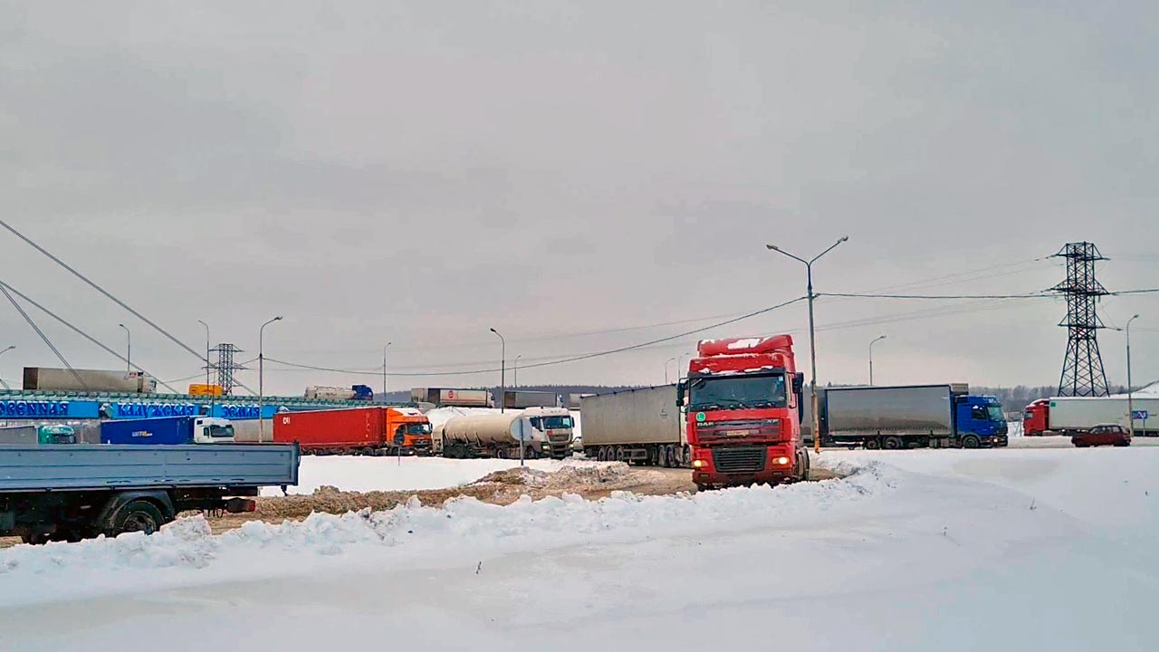 Движение по Киевскому шоссе затруднено из-за многокилометровой пробки