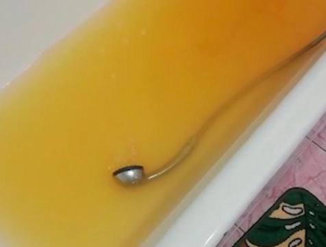 Из-за аварии на водопроводе из кранов думиничан текла оранжевая вода