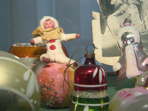 Выставка новогодней игрушки и панно в технике пэчворк открылись в калужском Доме Батенькова