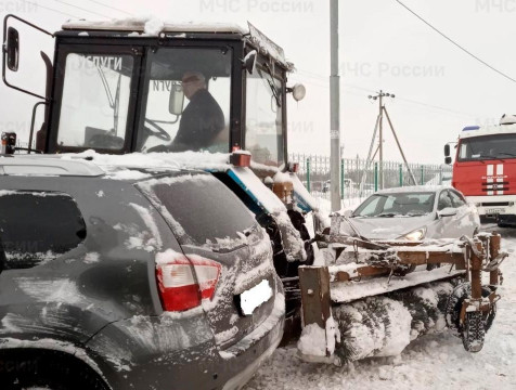 Легковушка столкнулась с трактором в Шопино