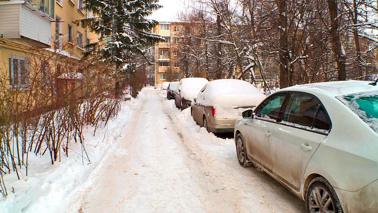 Калужские дворы не могут очистить от снега из-за припаркованных авто