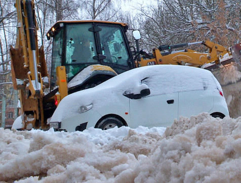 Калуга заняла первое место в России по сумме страховой выплаты за падение снега на авто