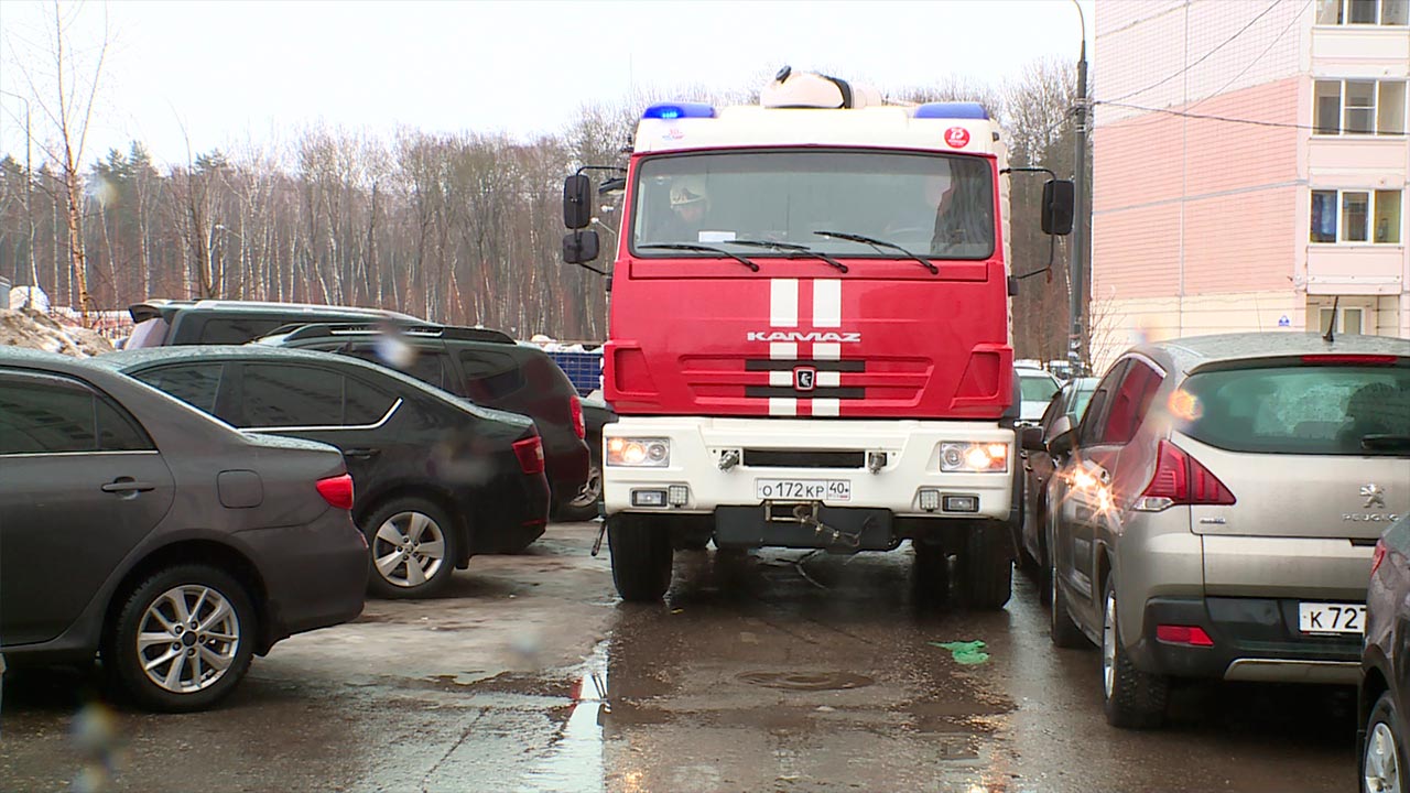 Пожарная техника не может заехать в калужские дворы из-за припаркованных  машин