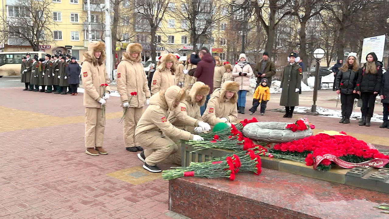 Защитники калуги. Возложение цветов 23 февраля. Могила неизвестного солдата в Калуге в Калуге на площади Победы. Могила защитникам Отечества.