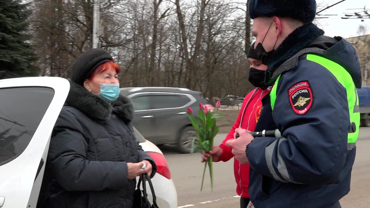 ГИБДД дарит цветы автоледи в Калуге