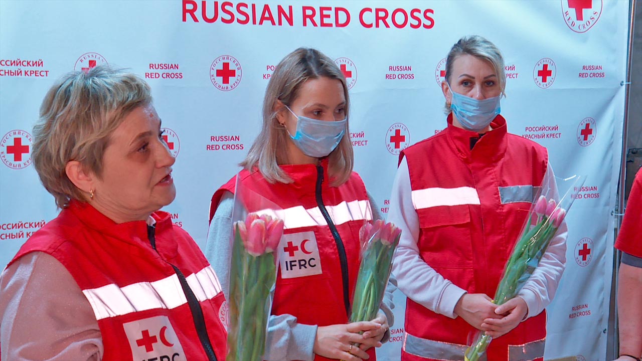 Красный крест калуга телефон. Красный крест медика. Российский красный крест Красноярск. Медицинский работник красный крест.