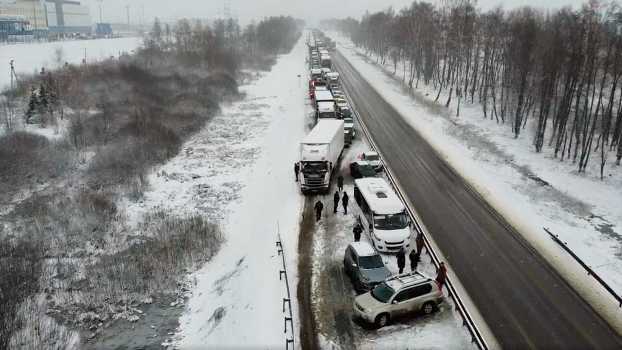 В результате массового ДТП на киевском шоссе пострадала женщина