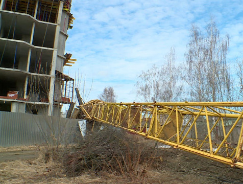 СК проводит экспертизу по факту падения башенного крана в Калуге