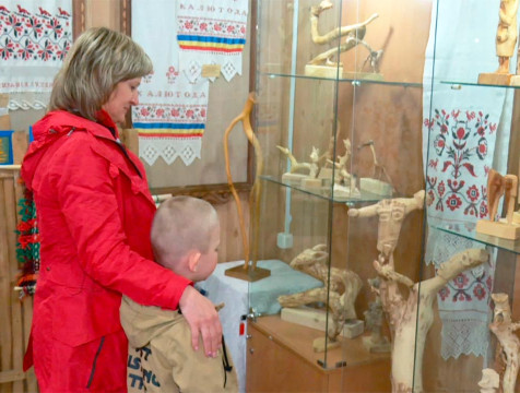 Выставка деревянных изделий калужского умельца открылась в Доме мастеров