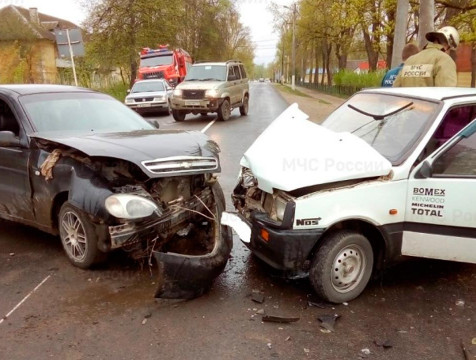 В утреннем лобовом столкновении в Кирове есть пострадавший